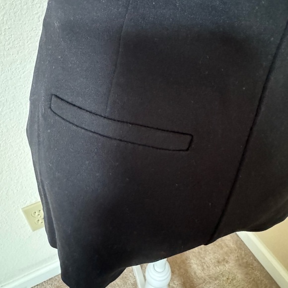 Short and top outfit, with black shorts and lace satin top - Picture 7 of 9